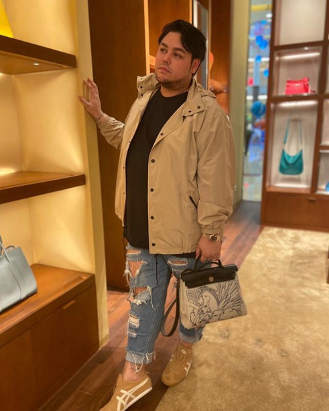 Ivan Gunawan yang kini sibuk berbisnis selain fashion itu dikenal sebagai salah satu pria yang mengoleksi tas Hermes. Dia kerap mengunggah penampilannya menenteng tas mewah dari Prancis itu ke akun Instagramnya @ivan_gunawan. Foto: Instagram @ivan_gunawan