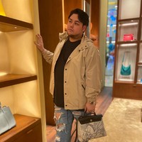 Ivan Gunawan yang kini sibuk berbisnis selain fashion itu dikenal sebagai salah satu pria yang mengoleksi tas Hermes. Dia kerap mengunggah penampilannya menenteng tas mewah dari Prancis itu ke akun Instagramnya @ivan_gunawan. Foto: Instagram @ivan_gunawan