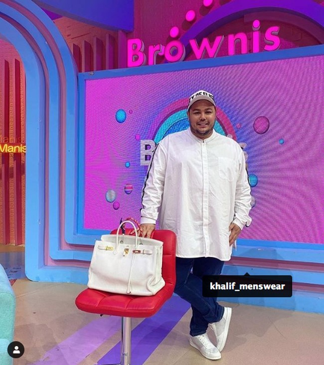 Masih dengan Hermes Birkin putihnya, Ivan Gunawan tampil serba matching seperti warna tasnya saat berfoto #ootd di lokasi syuting Brownis di Trans TV. Foto: Instagram @ivan_gunawan