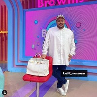 Masih dengan Hermes Birkin putihnya, Ivan Gunawan tampil serba matching seperti warna tasnya saat berfoto #ootd di lokasi syuting Brownis di Trans TV. Foto: Instagram @ivan_gunawan