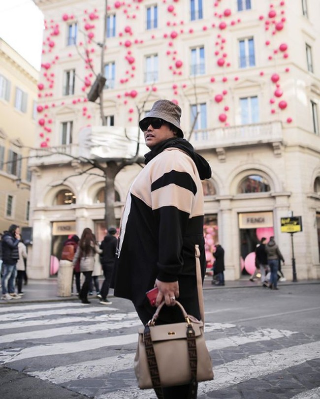 Bagi Ivan Gunawan tak masalah memiliki koleksi tas Hermes yang selama ini identik sebagai aksesori fashion wanita itu. Dia sendiri sebelumnya juga sudah sempat skak mat Deddy Corbuzier soal toxic masculinity. Menurut Ivan tidak seharusnya ada pengkotak-kotakan dalam hal penampilan. Dedy Corbuzier sendiri yang tampak seperti pria jantan, kata Ivan, suka memakai eyeliner yang selama ini identik sebagai produk makeup wanita. Foto: Instagram @ivan_gunawan