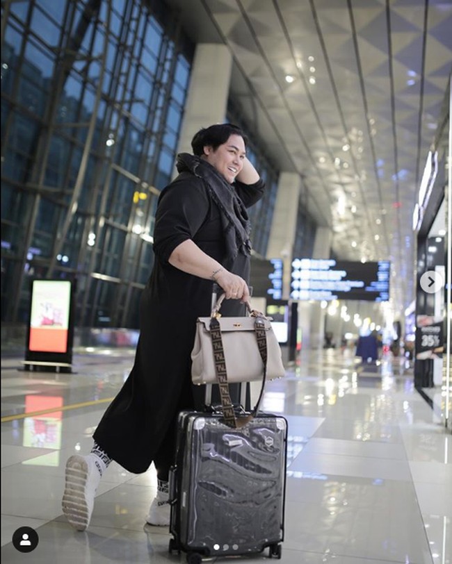 Tas Hermes Kelly seharga ratusan juta tampak menemani Ivan Gunawan saat berpose di bandara sebelum berangkat liburan beberapa waktu lalu. Foto: Instagram @ivan_gunawan