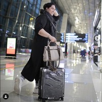 Tas Hermes Kelly seharga ratusan juta tampak menemani Ivan Gunawan saat berpose di bandara sebelum berangkat liburan beberapa waktu lalu. Foto: Instagram @ivan_gunawan