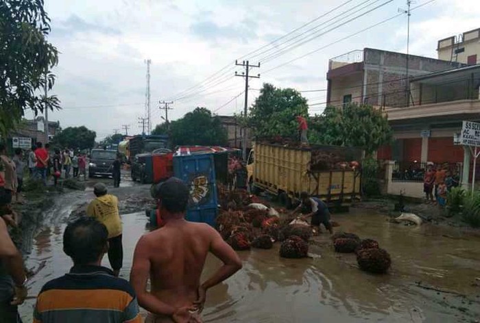 Jalan Perdagangan-Siantar rusak parah (dok. Istimewa)