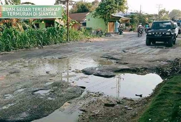 Jalan Perdagangan-Siantar rusak parah (dok. Istimewa)