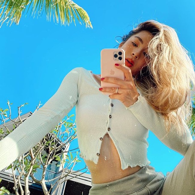 Dalam video terbaru Jennifer di Instagram yang telah ditonton lebih dari 100 ribu kali itu terlihat jelas baby bump yang ada di perut Jennifer Bachdim. Foto: Instagram @jenniferbachdim