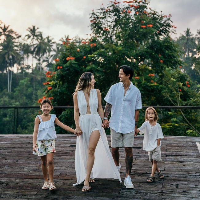 Tuhan memberkati kami dengan bayi dan kami tidak sabar untuk pengalaman di bulan-bulan selanjutnya dan akhirnya bertemu tahun depan. Miracle Baby WE LOVE YOU SO MUCH ALREADY, tulis keterangan dalam unggahan terbaru Jennifer di Instagramnya itu. Foto: Instagram @jenniferbachdim