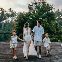 Tuhan memberkati kami dengan bayi dan kami tidak sabar untuk pengalaman di bulan-bulan selanjutnya dan akhirnya bertemu tahun depan. Miracle Baby WE LOVE YOU SO MUCH ALREADY, tulis keterangan dalam unggahan terbaru Jennifer di Instagramnya itu. Foto: Instagram @jenniferbachdim