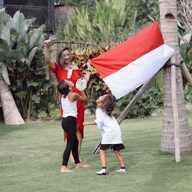 Tidak hanya Jennifer dan Irfan Bachdim yang sedang menunggu anak ketiga mereka yang belum diketahui jenis kelaminnya itu. Kedua anak mereka juga terlihat sangat antusias menyambut kehadiran calon adiknya. Foto: Instagram @jenniferbachdim