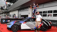 Dihadiahi BMW M4 terbaru, Oliveira mengaku hal itu menakjubkan. Dia bangga menjadi pemenang balapan MotoGP Styria dan menerima hadiah spesial itu. Foto: Dok. BMW