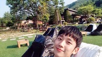 Jung Hae In adalah salah satu aktor Korea yang memiliki wajah baby face. Hal ini terlihat dalam momen dirinya minum es Americano. Foto: Instagram @holyhaein