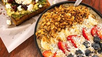 Dilihat dari menu sarapannya, sepertinya Jung Hae In mengonsumsi makanan sehat. Ia memilih roti panggang dengan olesan alpukat dan semangkuk smoothie bowl. Foto: Instagram @holyhaein
