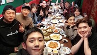 Pernah bermain drama bersama Lee Jong Suk dan Bae Suzy, begini meriahnya acara makan malam penutup drama tersebut. Mereka terlihat menikmati dim sum. Foto: Instagram @holyhaein
