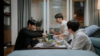 Ini adalah salah satu adegan drama yang dibintangi olehnya. Dalam adegan tersebut, Jung Hae In terlihat sedang menikmati Korean BBQ. Foto: Instagram @holyhaein