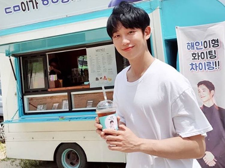 10 Gaya Kulineran Jung Hae In yang Bakal Bintangi Drama Bareng Jisoo BLACKPINK