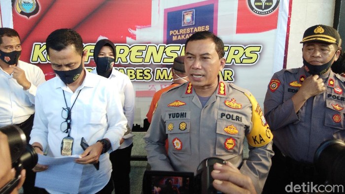 Kapolrestabes Makassar Kombes Yudhiawan Wibisono saat jumpa pers (Hermawan Mappiwali/detikcom).