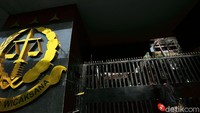 Kebakaran membuat sejumlah benda yang ada di dalam gedung rusak.