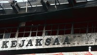 Sebagian tulisan yang tertempel di dinding juga hangus.