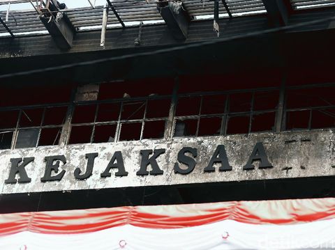 Gedung Kejaksaan Agung (Kejagung) terbakar pada Sabtu (22/8/2020) malam. Seusai api dapat dipadamkan, puing-puing bekas kebakaran pun berserakan di lantai.