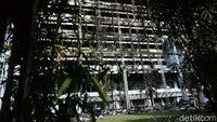 Cat dinding juga terkelupas akibat kebakaran. 
