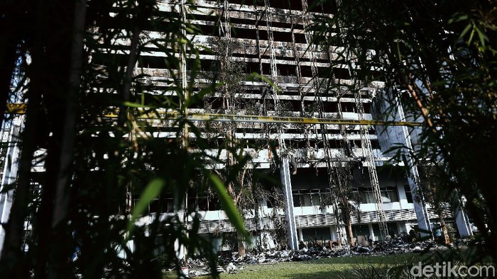 Gedung Kejaksaan Agung (Kejagung) terbakar pada Sabtu (22/8/2020) malam. Seusai api dapat dipadamkan, puing-puing bekas kebakaran pun berserakan di lantai.