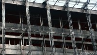 Atap ludes terbakar dan dinding menghitam.