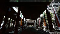 Saat ini garis polisi masih terpasang di sekitar gedung yang terbakar.
