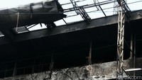 Tidak hanya itu, plafon dari gedung tersebut tampak ludes terbakar. Tersisa hanya kerangka besi dari plafon tersebut.