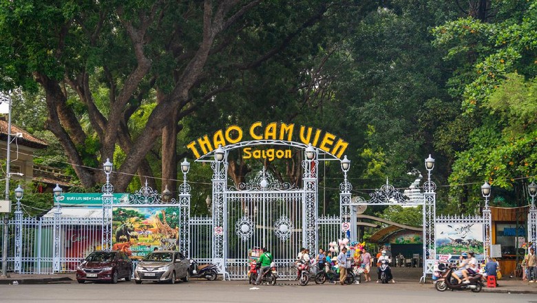 Kebun Binatang Vietnam Ho Chi Minh City, Vietnam - July 28, 2020 : Main gate of Saigon Zoo (local name is Thao Cam Vien or So Thu) in Ho Chi Minh city (Saigon), Vietnam