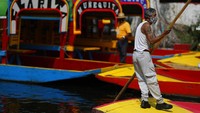 Satu per satu pendayung gondola tampak beraktivitas di kawasan taman apung Xochimilco yang kembali dibuka untuk umum.