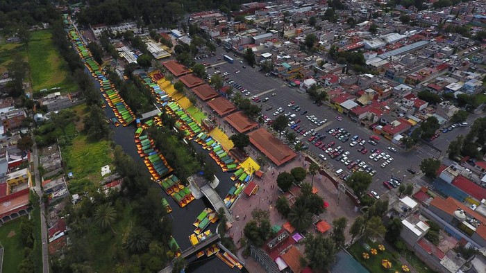 Taman apung Xochimilco di Meksiko kembali dibuka untuk umum. Kawasan wisata yang dikenal sebagai Venesianya Meksiko itu kembali dibuka pada akhir pekan lalu.