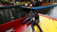 Kembali dibukanya taman apung Xochimilco pada akhir pekan lalu dimanfaatkan oleh masyarakat untuk mengisi waktu akhir pekan bersama keluarga di tempat wisata tersebut.