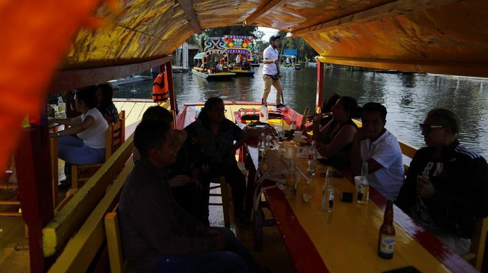 Kembali Dibuka, Taman Apung di Meksiko Ramai Pengunjung Taman apung Xochimilco di Meksiko kembali dibuka untuk umum. Kawasan wisata yang dikenal sebagai Venesianya Meksiko itu kembali dibuka pada akhir pekan lalu.