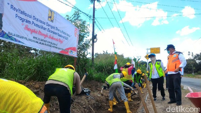 Kepala Balai Pelaksana Jalan Nasional (BBPJN) wilayah Sumsel, Syaiful Anwar saat meninjau titik perbaikan drainase di lintas timur Sumatera (Raja Adil Siregar/detikcom)