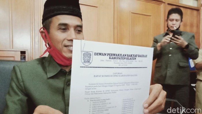 Ketua Komisi 3 DPRD Klaten, Basuki Effendi menunjukkan surat rekomendasi penutupan tambang ilegal