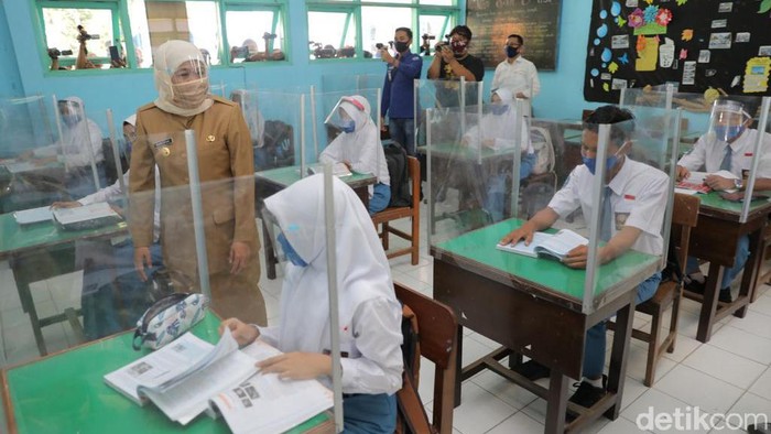 Khofifah Tinjau Kegiatan Belajar Tatap Muka di Nganjuk