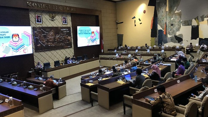 Rapat konsultasi Komisi II DPR dengan KPU soal pelaksanaan Pilkada 2020 di tengah pandemi virus Corona, di kompleks parlemen, Jakarta, Senin (24/8/2020).