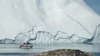 Menurut penghitungan oleh ilmuwan iklim asal Denmark, Martin Stendel, jumlah es yang mencair di Greenland tahun 2019 itu cukup untuk menutupi seluruh wilayah Inggris, dengan sekitar 2,5 meter es yang mencair. Sean Gallup/Getty Images  