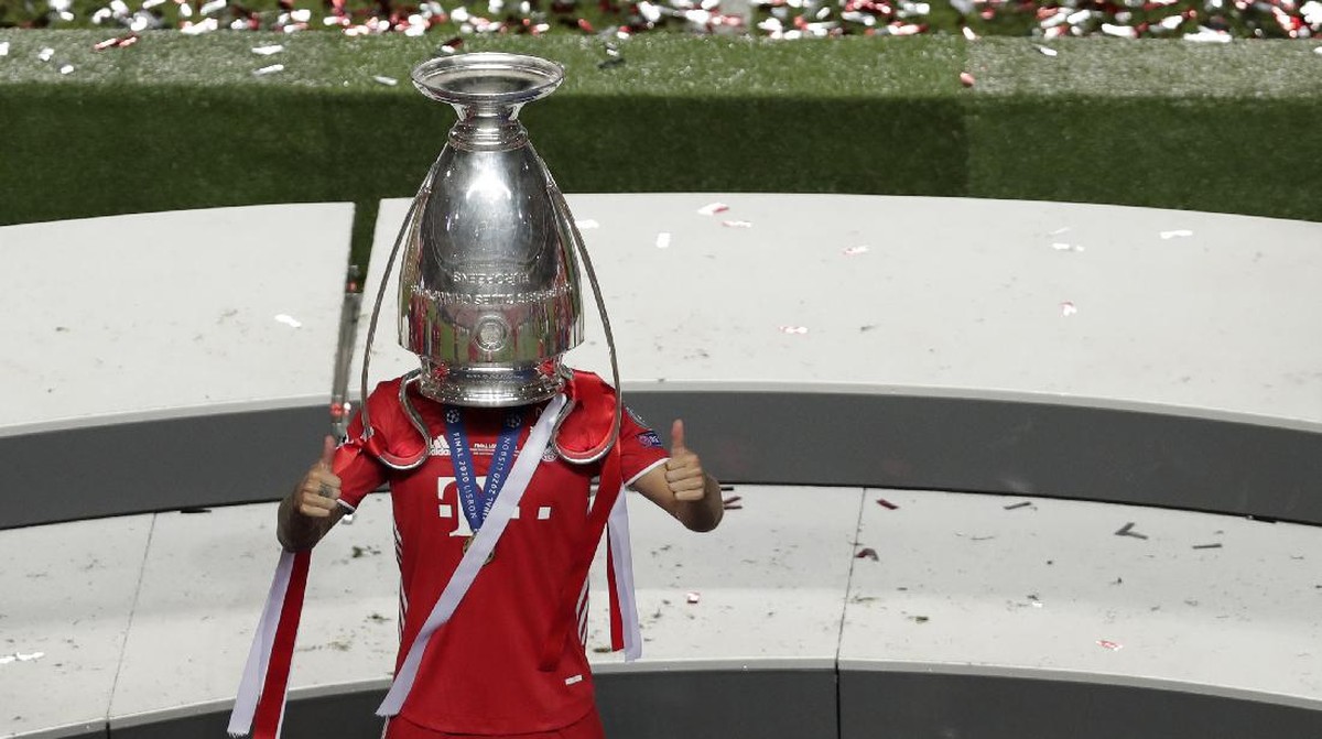 Aksi konyol bek Bayern Munich Lucas Hernandez merayakan gelar juara Liga Champions. (Foto: AP/Manu Fernandez)