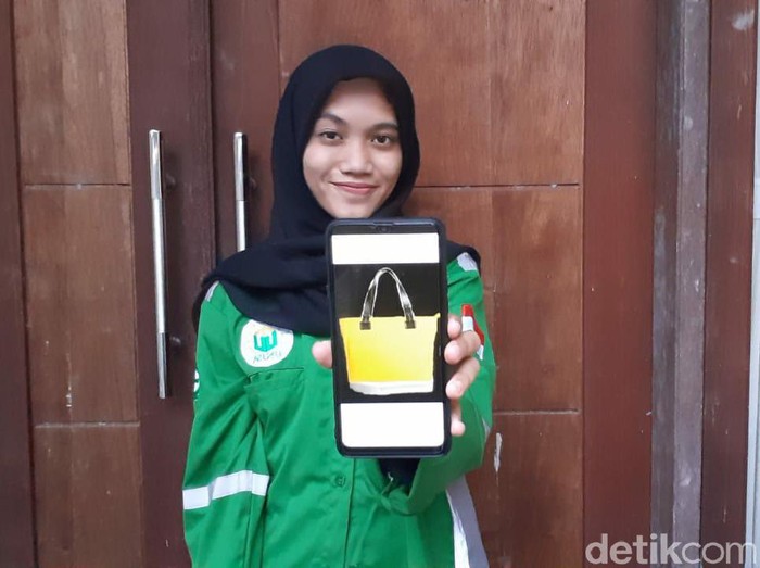 Tiga mahasiswi program studi D-4 Kesehatan dan Keselamatan Kerja (K3) Universitas Nahdlatul Ulama Surabaya (Unusa) membuat hole bag. Atau tas Sanko yang bermakna Stylish dan antikotor.