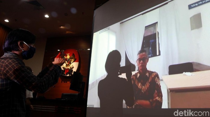 Eks Komisioner KPU Wahyu Setiawan divonis 6 tahun bui. Ia dinyatakan bersalah karena terima suap terkait PAW anggota DPR RI Fraksi PDIP periode 2019-2024.