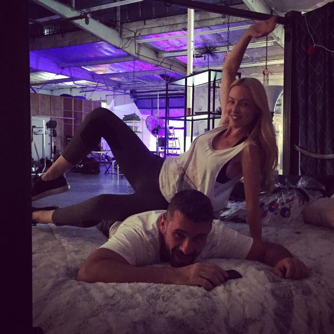 Ditanya soal kehidupan seks, Manuel dan Kayden pun menyebut bahwa hubungan intim mereka lebih baik di rumah dibanding di lokasi syuting. Mungkin secara visual lebih baik saat di lokasi syuting karena saat di rumah keduanya lebih mengikuti perasaan mereka.  Foto: Instagram