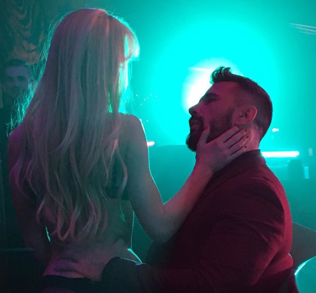 Beginilah kemesraan mereka saat di lokasi syuting. Keduanya kerap melakukan adegan panas.  Foto: Instagram