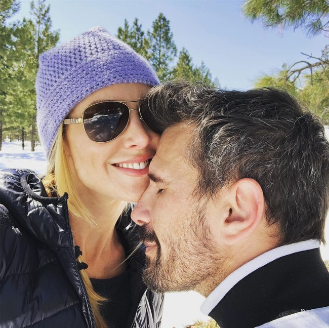 Kenalan dengan Manuel Ferrara (44 tahun) dan Kayden Kross (34 tahun) yang merupakan pasangan bintang porno. Tidak hanya menjadi pasangan di lokasi syuting, namun juga di rumah.  Foto: Instagram