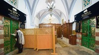 Makam Nabi Ibrahim dan keluarganya terletak di dalam gua Machpelah atau Gua Para Leluhur. Istri Nabi Ibrahim, Siti Sarah juga dimakamkan di sini. (Getty Images)