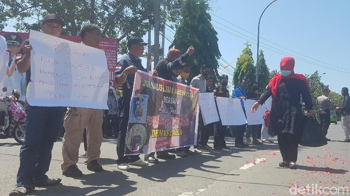 Massa dari Aliansi Jurnalis Sulbar hari ini menyampaikan orasi di Polda Sulbar (Abdy-detikcom).