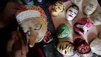 Topeng-topeng klasik tersebut diketahui dibuat secara handmade.
