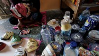  Untuk memberi warna pada topeng-topeng buatannya, Narimo biasanya menggunakan cat berbagai warna. Tak jarang ia mencampurkan sejumlah warna untuk mendapatkan warna yang diinginkannya.