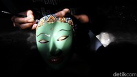 Proses pembuatannya yang handmade membuat pengerjaan topeng tersebut dilakukan secara teliti.