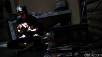 Biasanya sebelum diwarnai, Narimo akan membuat pola terlebih dahulu di topeng tersebut.